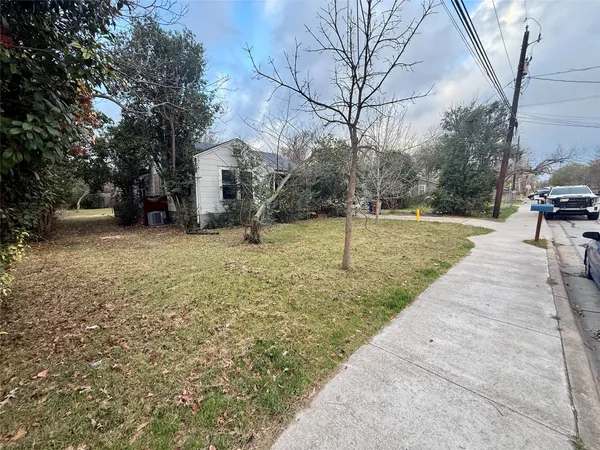 a view of a yard with a house