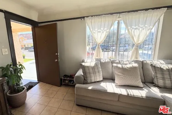 $1,150,000 | 545 West 41st Street, Los Angeles, CA 90037
