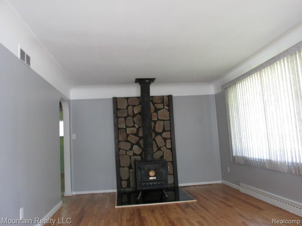 3487 Lexington Road Waterford, MI 48328 - Photo 10 of 14 IMG_0154 - Copy (2).jpg