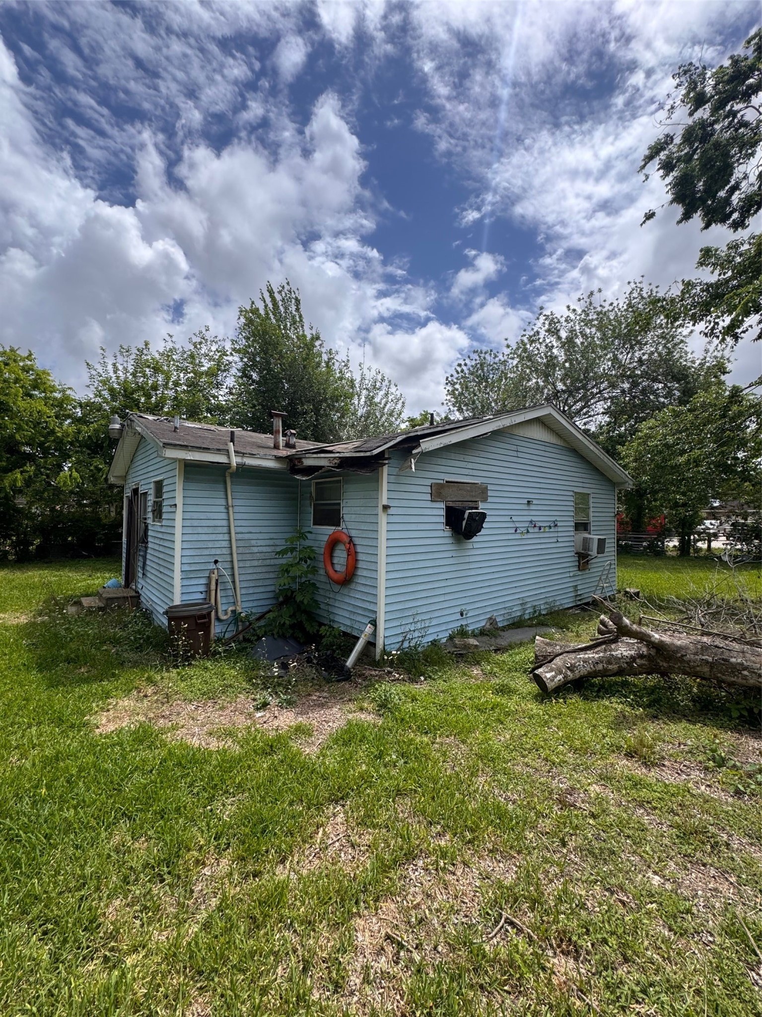 6021 Hertford Street Houston, TX 77048 - Photo 12 of 16 a backyard of a house with table and chairs