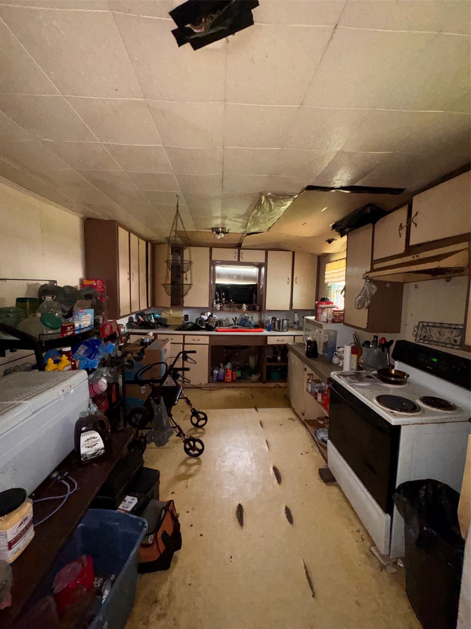 6021 Hertford Street Houston, TX 77048 - Photo 3 of 16 a kitchen with lots of counter top space