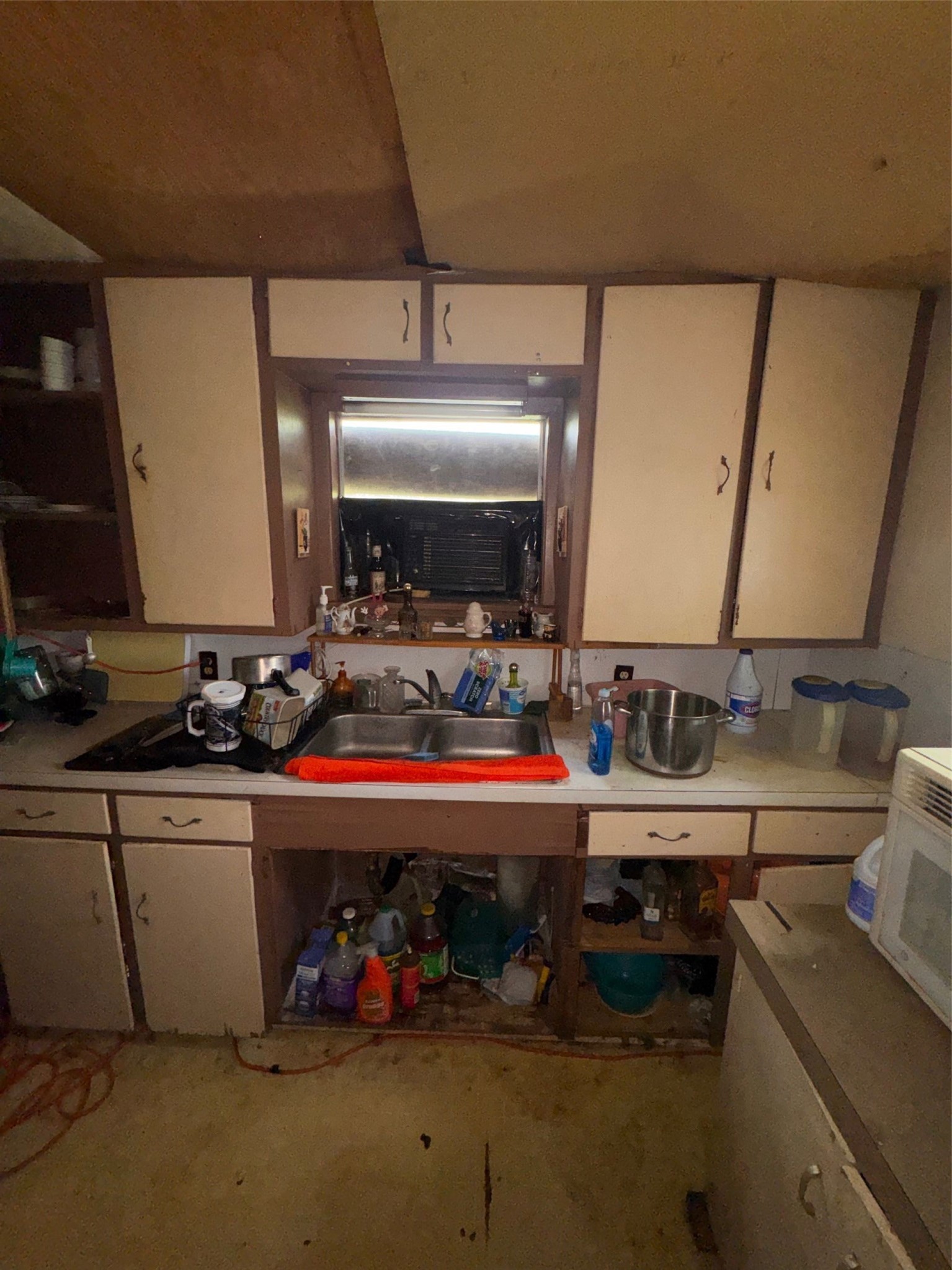 6021 Hertford Street Houston, TX 77048 - Photo 4 of 16 a room with storage and utility