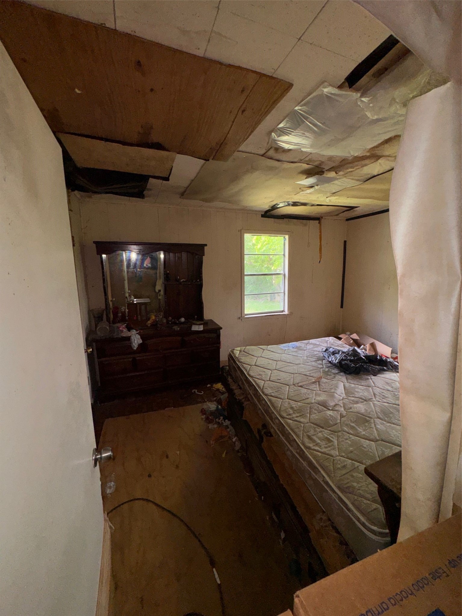 6021 Hertford Street Houston, TX 77048 - Photo 8 of 16 a bed sitting in a room next to a window