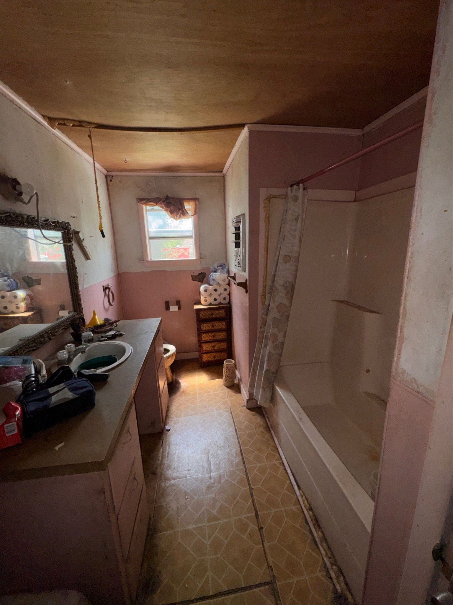 6021 Hertford Street Houston, TX 77048 - Photo 9 of 16 a room with gym equipment and a mirror