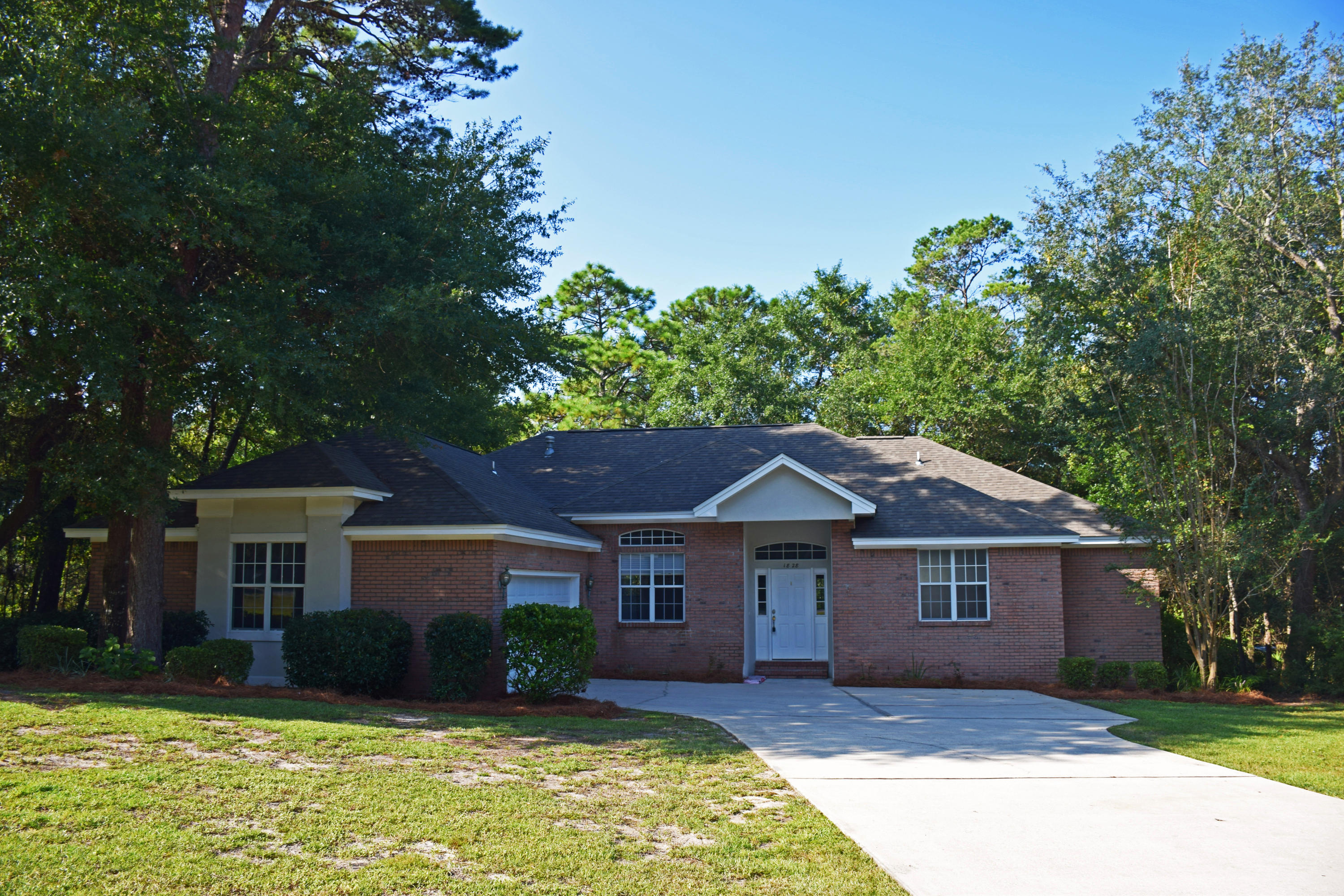 1828 Huntington Road Niceville, FL 32578 - Photo 27 of 27 a front view of a house with a yard