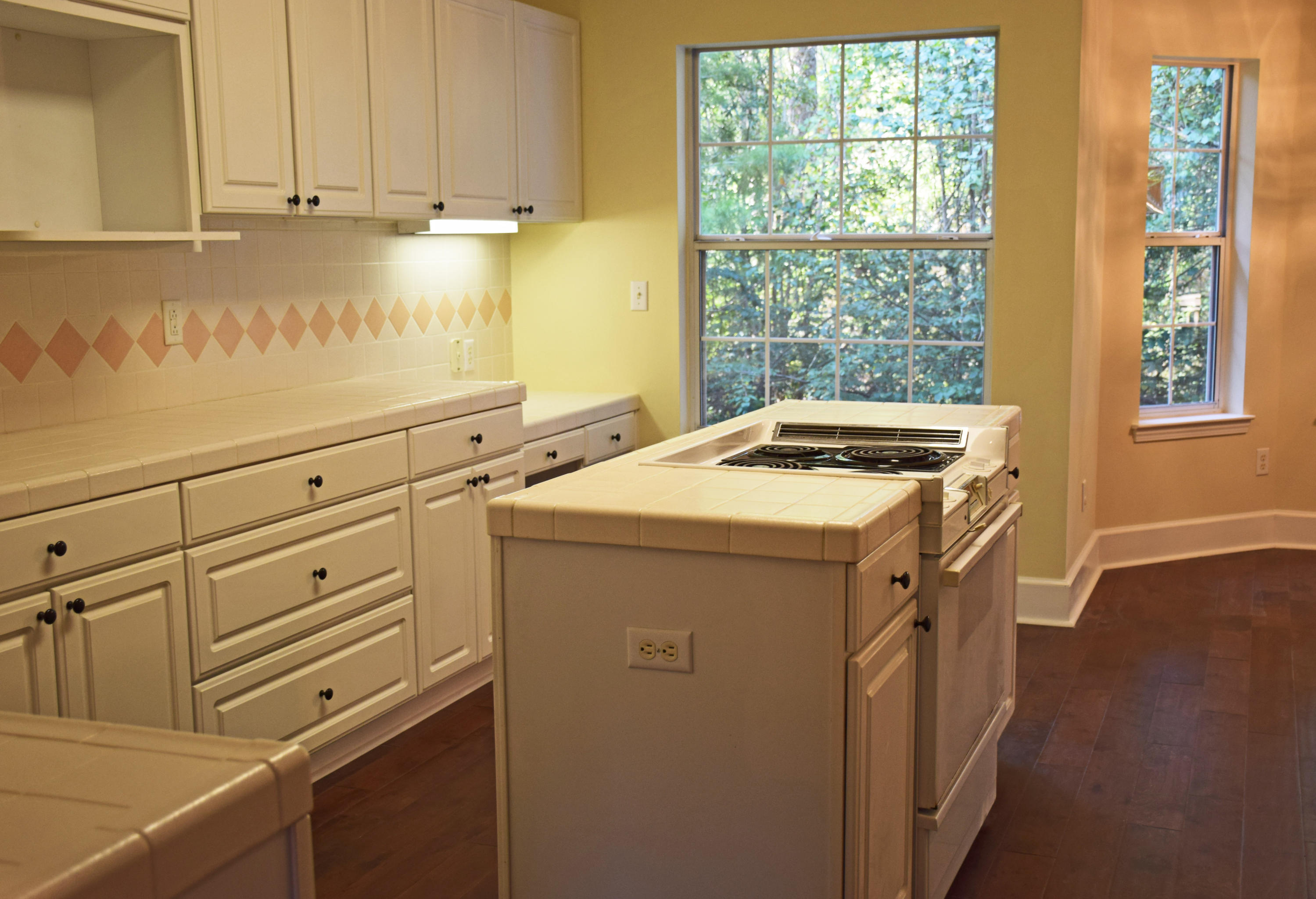 1828 Huntington Road Niceville, FL 32578 - Photo 9 of 27 a utility room with dryer and washer