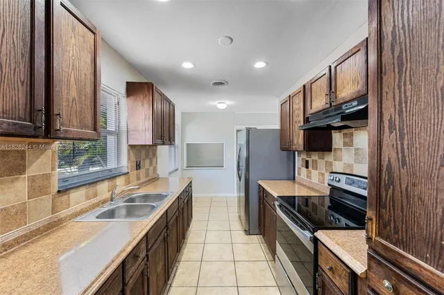 $412,000 | 811 Evergreen Drive, Lake Park, FL 33403