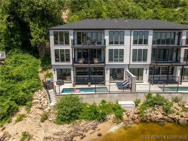 $1,395,000 | 128 Palisades Yacht Clb Drive, Unit 2, Lake Ozark, MO 65049