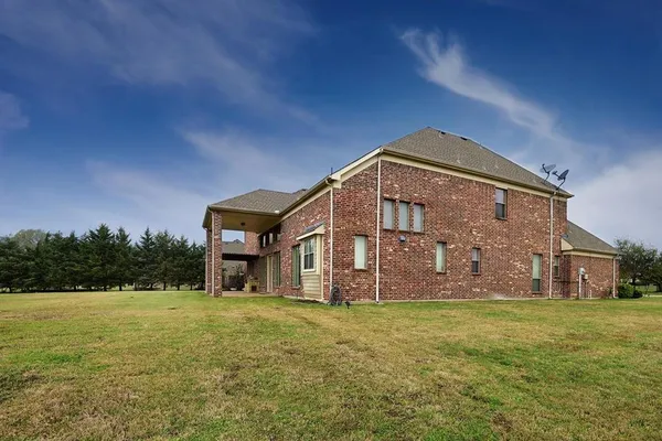 a view of a house with backyard