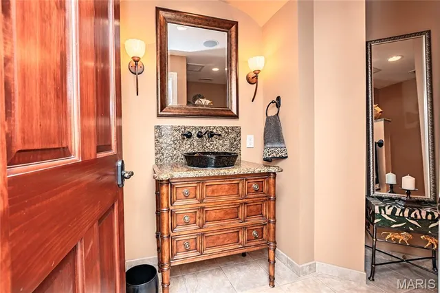 $1,950,000 | 28 Ladue Meadows, Creve Coeur, MO 63141