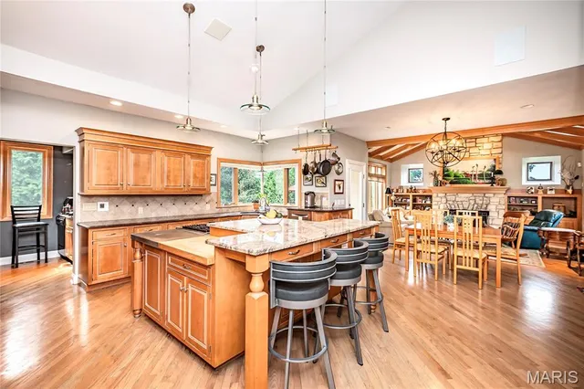 $1,950,000 | 28 Ladue Meadows, Creve Coeur, MO 63141