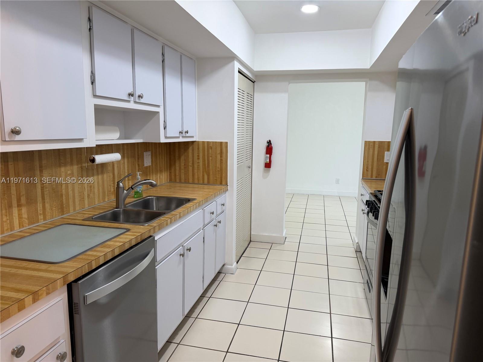 11535 Southwest 109th Road, Unit 22A Miami, FL 33176 - Photo 11 of 41 Kitchen connects Living/Dining and Family Rooms