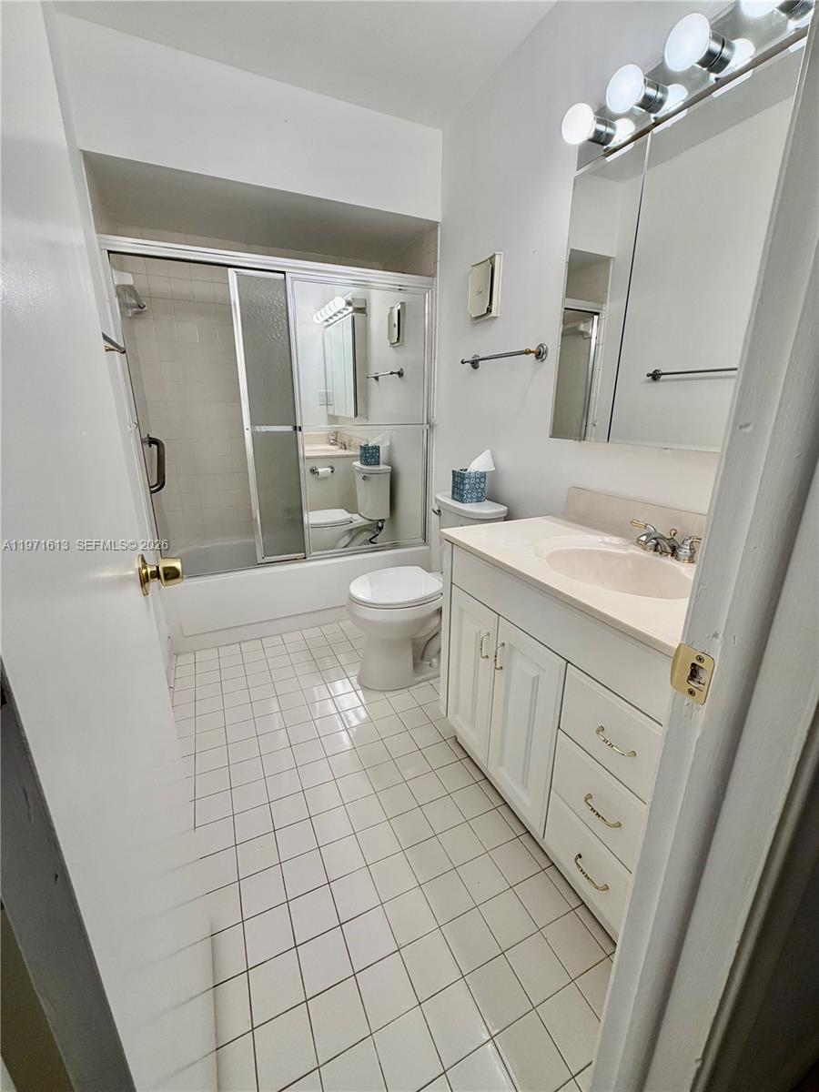 11535 Southwest 109th Road, Unit 22A Miami, FL 33176 - Photo 14 of 41 Hallway full bathroom with shower/tub combination