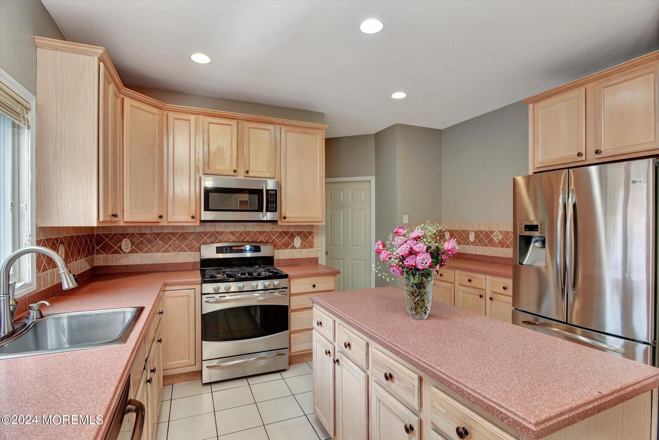 35 Mill Pond Road Jackson, NJ 08527 - Photo 13 of 73 16-Kitchen