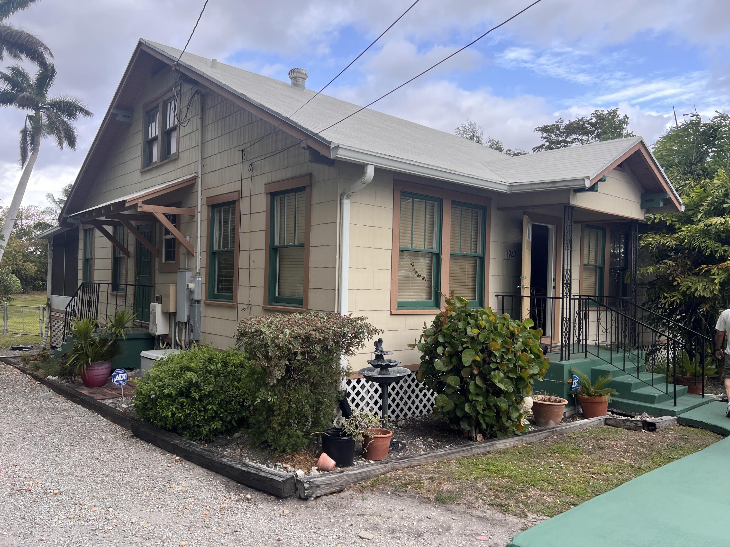 1947 Bacom Point Road Pahokee, FL 33476 - Photo 1 of 11 Front