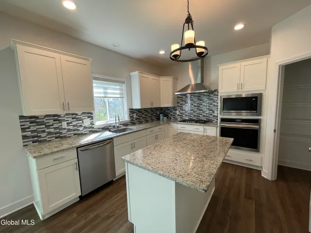 $739,500 | 22 Bergen Place, Niskayuna, NY 12309