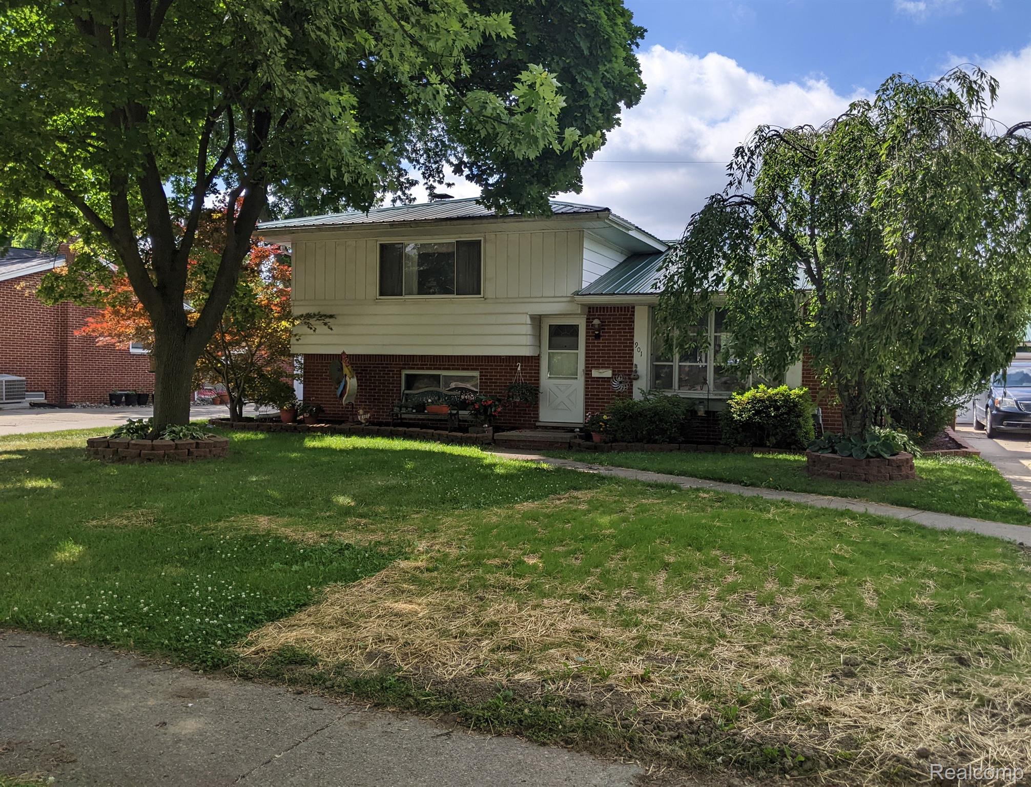 901 North Road Fenton, MI 48430 - Photo 2 of 24 Gallery Image 2