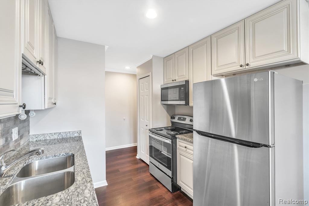 22224 Edgewater Novi, MI 48375 - Photo 11 of 32