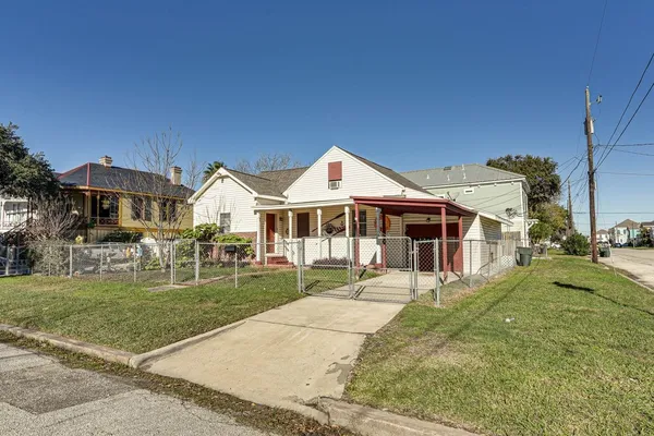 $2,500 | 3802 Avenue M, Galveston, TX 77550