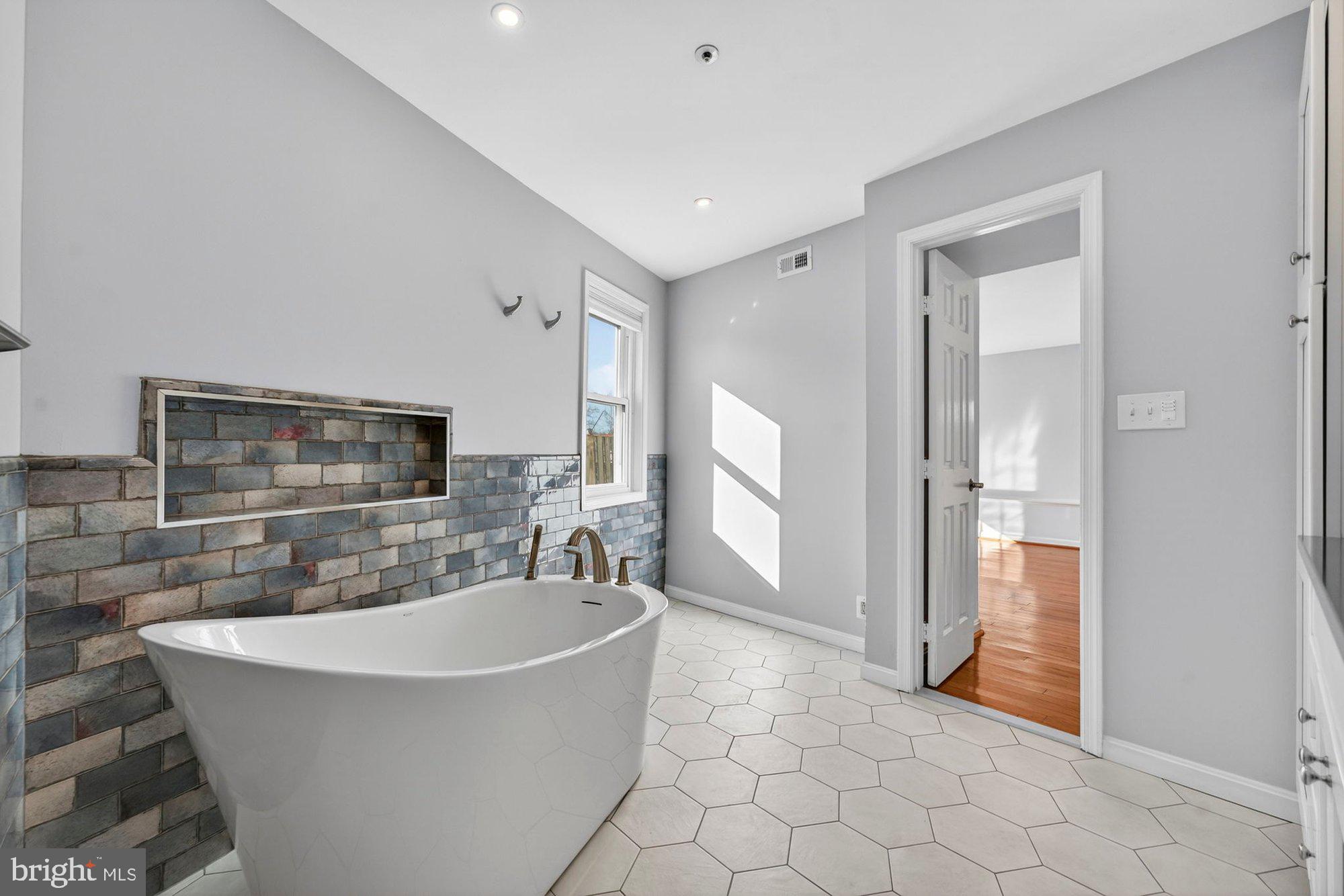 207 Park Street Vienna, VA 22180 - Photo 28 of 45 a bathroom with a bathtub and a sink