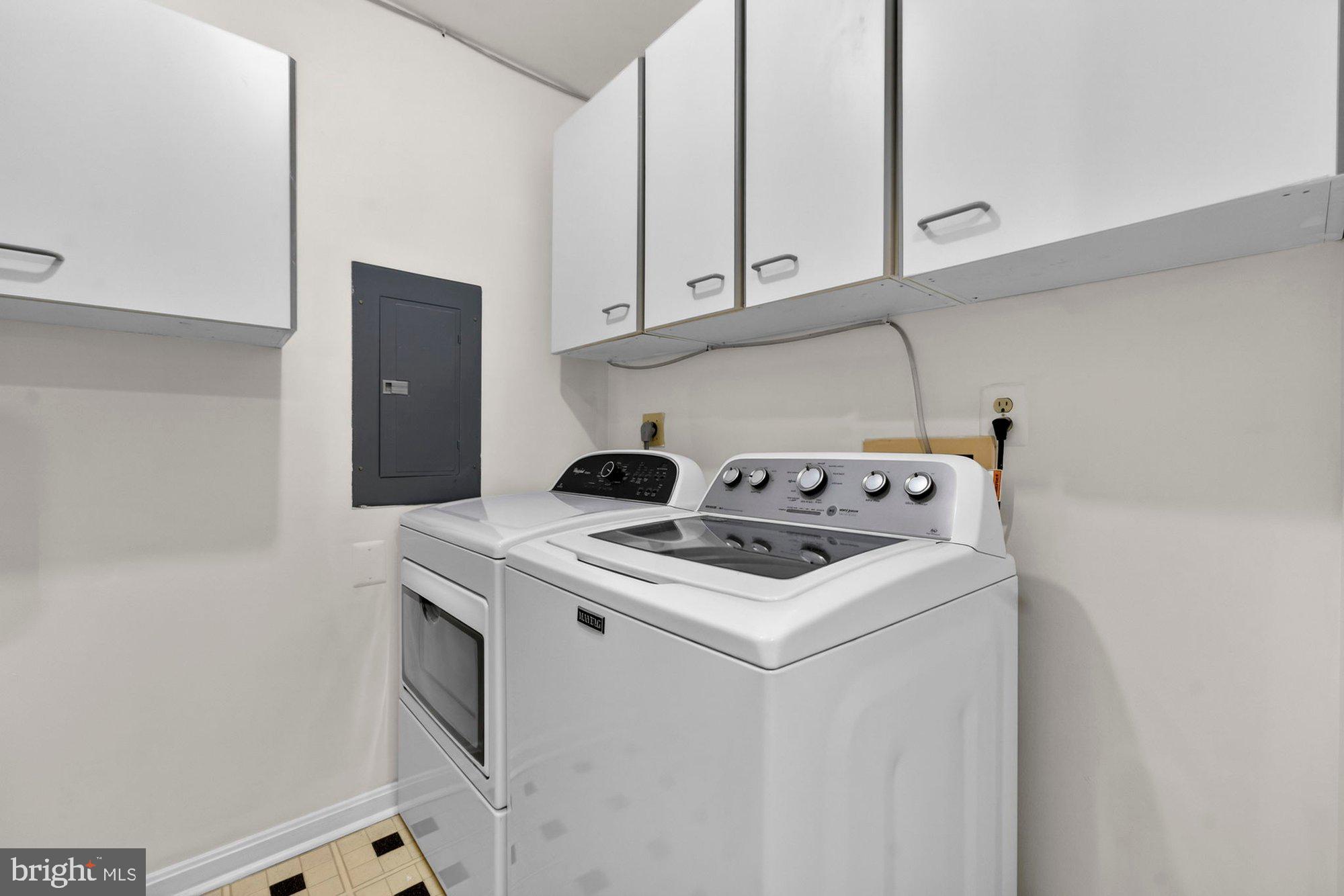 207 Park Street Vienna, VA 22180 - Photo 36 of 45 a kitchen with a stove and a refrigerator