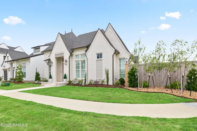 $895,000 | 211 Crossbill Drive, Lafayette, LA 70508