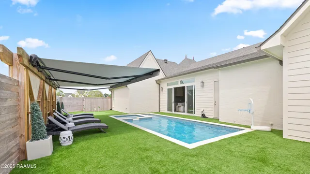 $895,000 | 211 Crossbill Drive, Lafayette, LA 70508