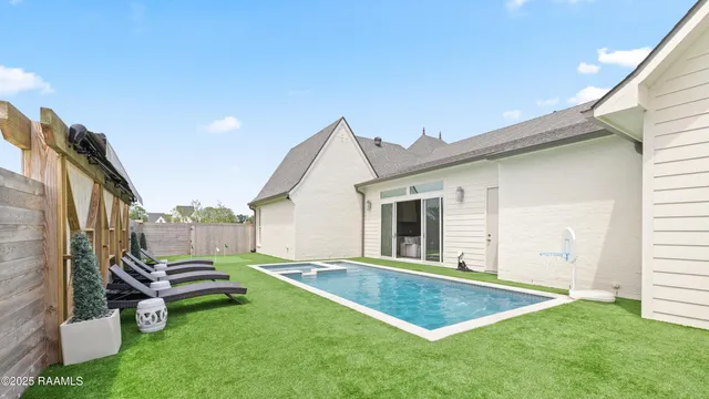 $895,000 | 211 Crossbill Drive, Lafayette, LA 70508