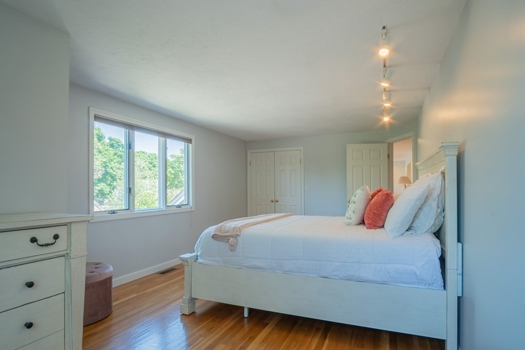 29 Pilgrim Road Marblehead, MA 01945 - Photo 17 of 41 a bedroom with a large bed and a window