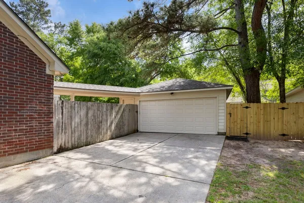 a view of a backyard