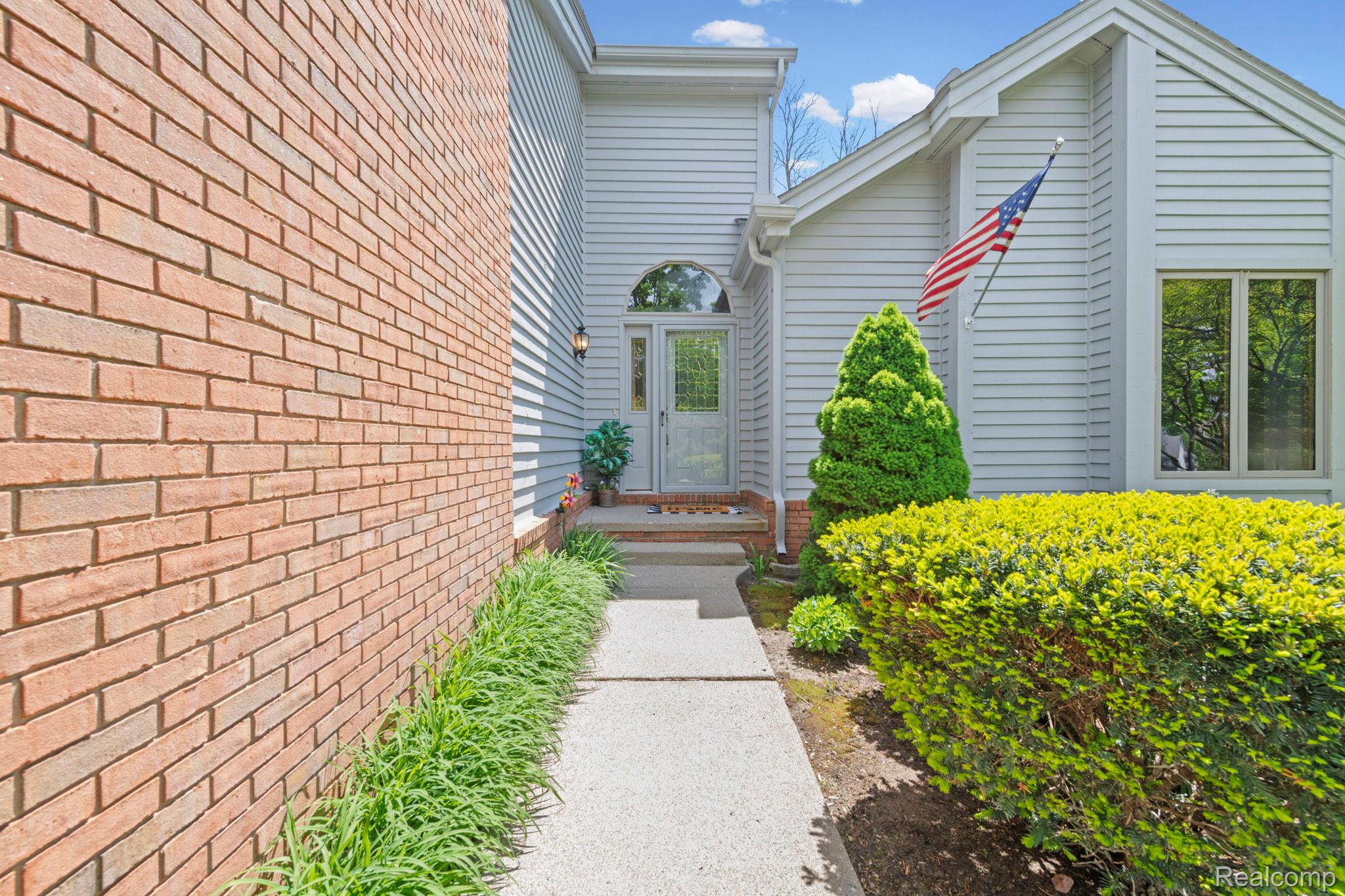 6687 Ridgeview Drive Clarkston, MI 48346 - Photo 2 of 41
