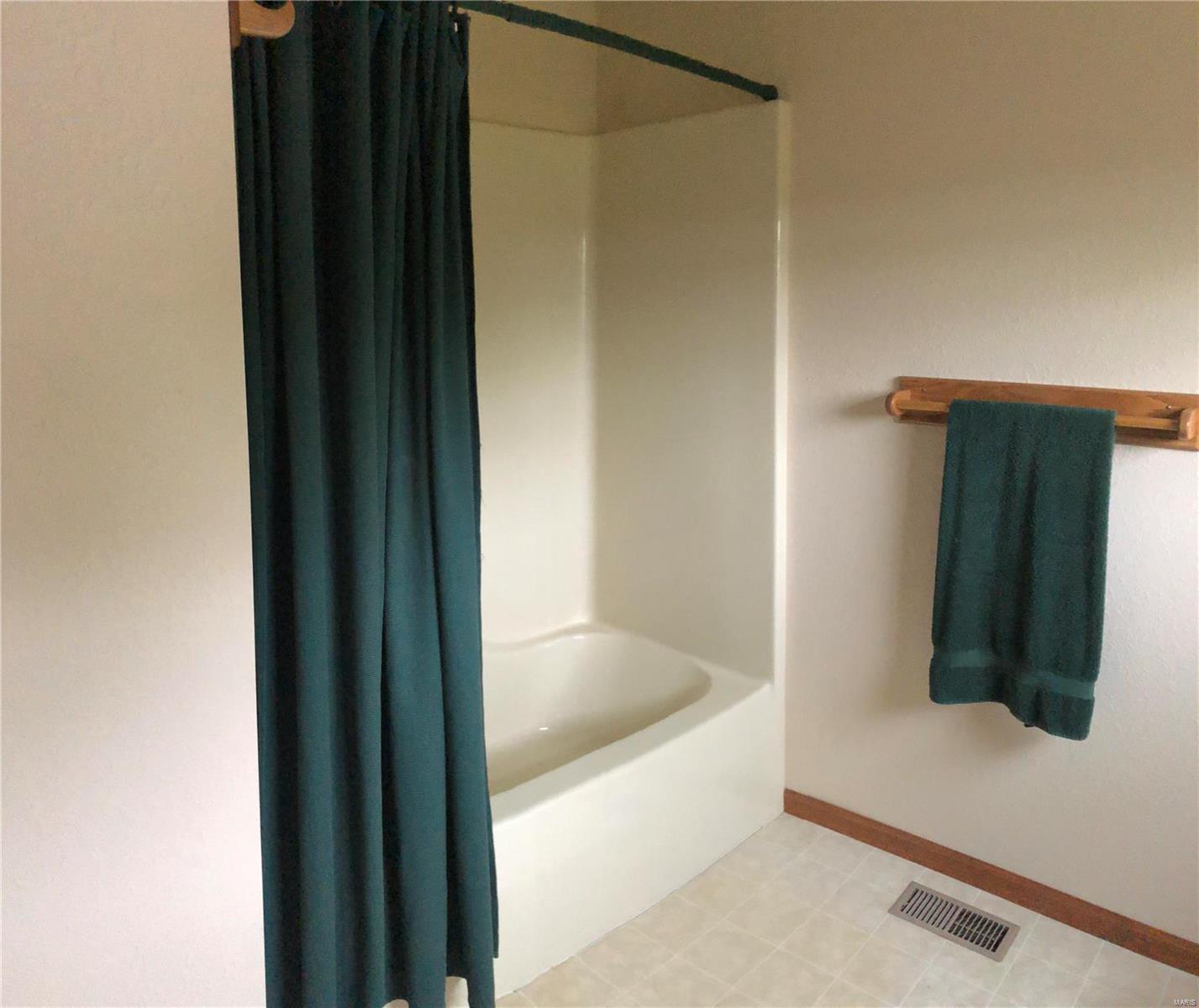 28 Hickory Road Nashville, IL 62263 - Photo 16 of 27 Gallery Image 16