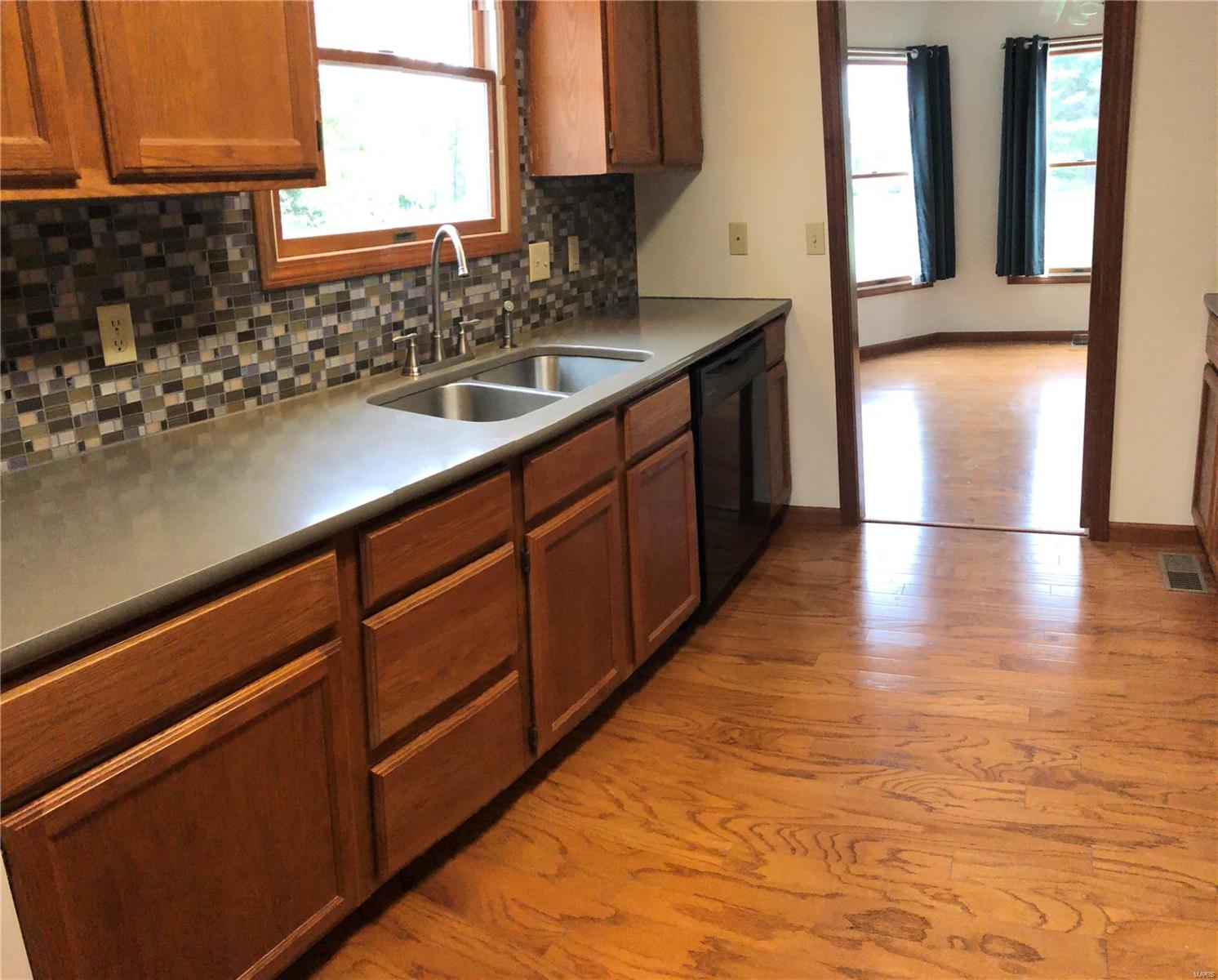 28 Hickory Road Nashville, IL 62263 - Photo 5 of 27 Gallery Image 5