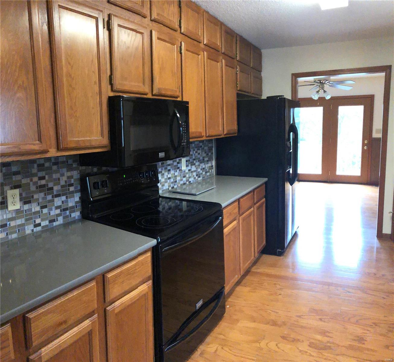 28 Hickory Road Nashville, IL 62263 - Photo 6 of 27 Gallery Image 6