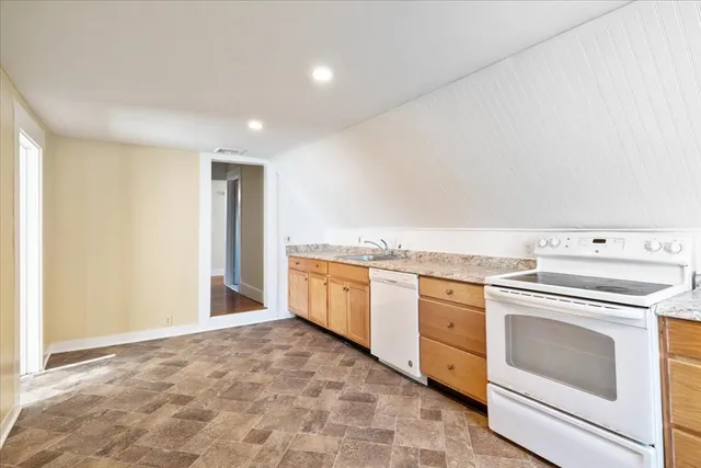 $1,900 | 93 Carleton Street, Unit 2, Haverhill, MA 01832