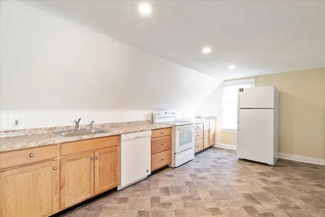 $1,900 | 93 Carleton Street, Unit 2, Haverhill, MA 01832