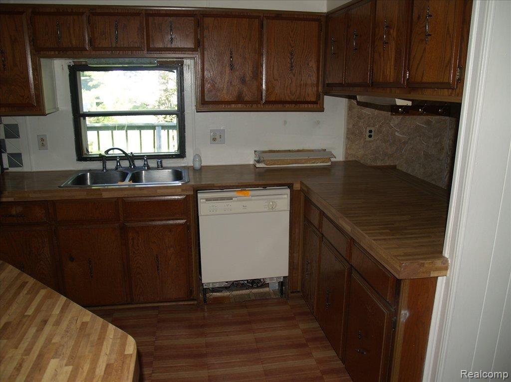 15196 Livermore Road Pinckney, MI 48169 - Photo 11 of 16 kitchen dishwasher