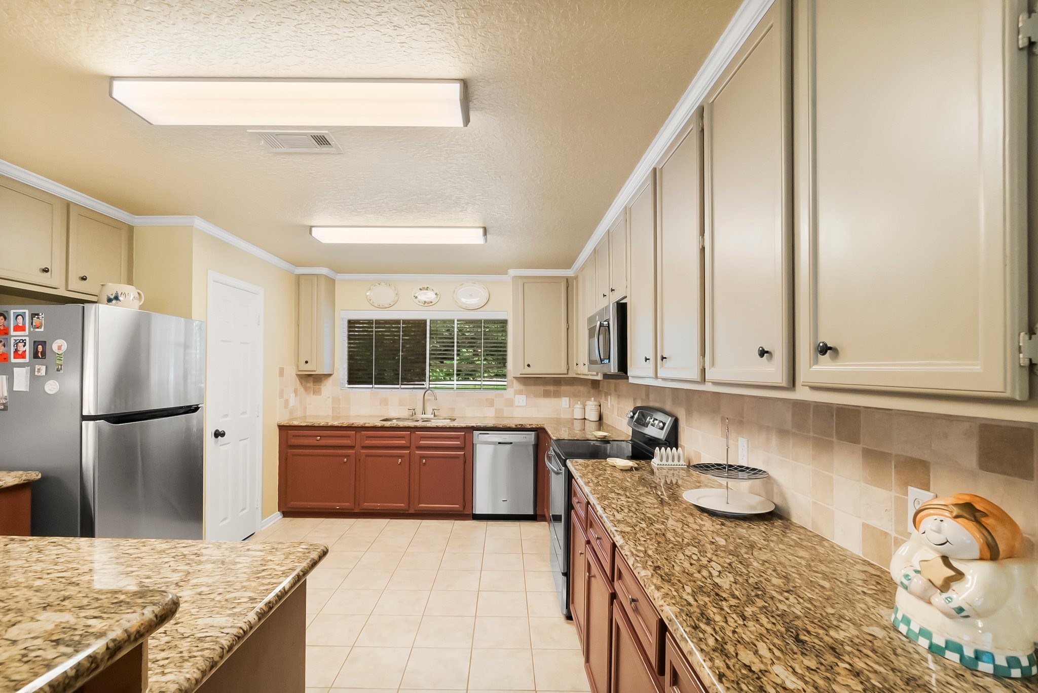 292 Apple Valley Drive Conroe, TX 77304 - Photo 12 of 40 a kitchen with stainless steel appliances granite countertop a sink stove and refrigerator