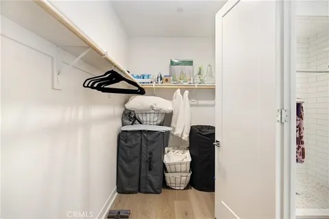 a view of entryway and kitchen