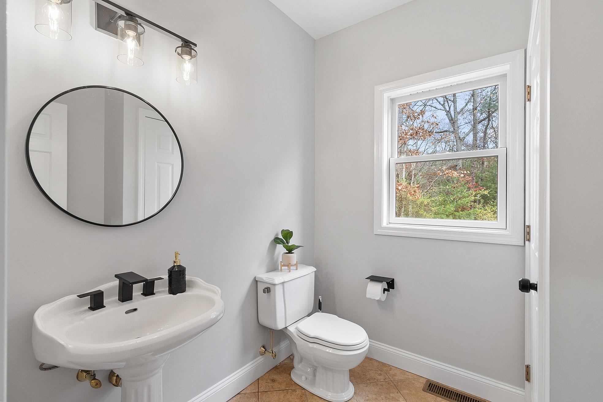 57 Windsor Boulevard Londonderry, NH 03053 - Photo 8 of 59