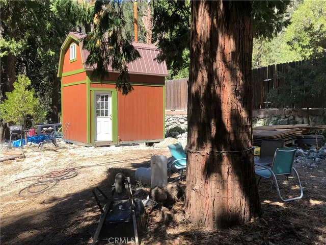 a view of a backyard of the house