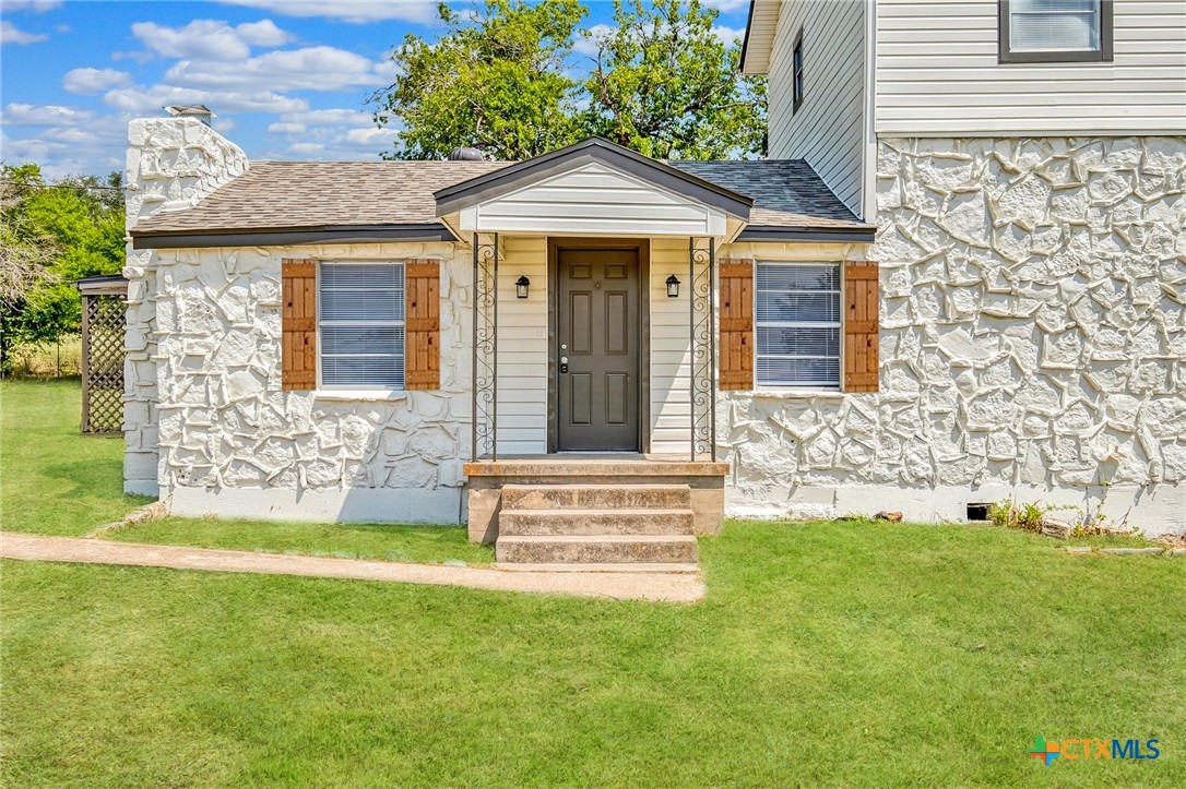 4978 Sparta Road Belton, TX 76513 - Photo 6 of 32 a front view of a house with a garden