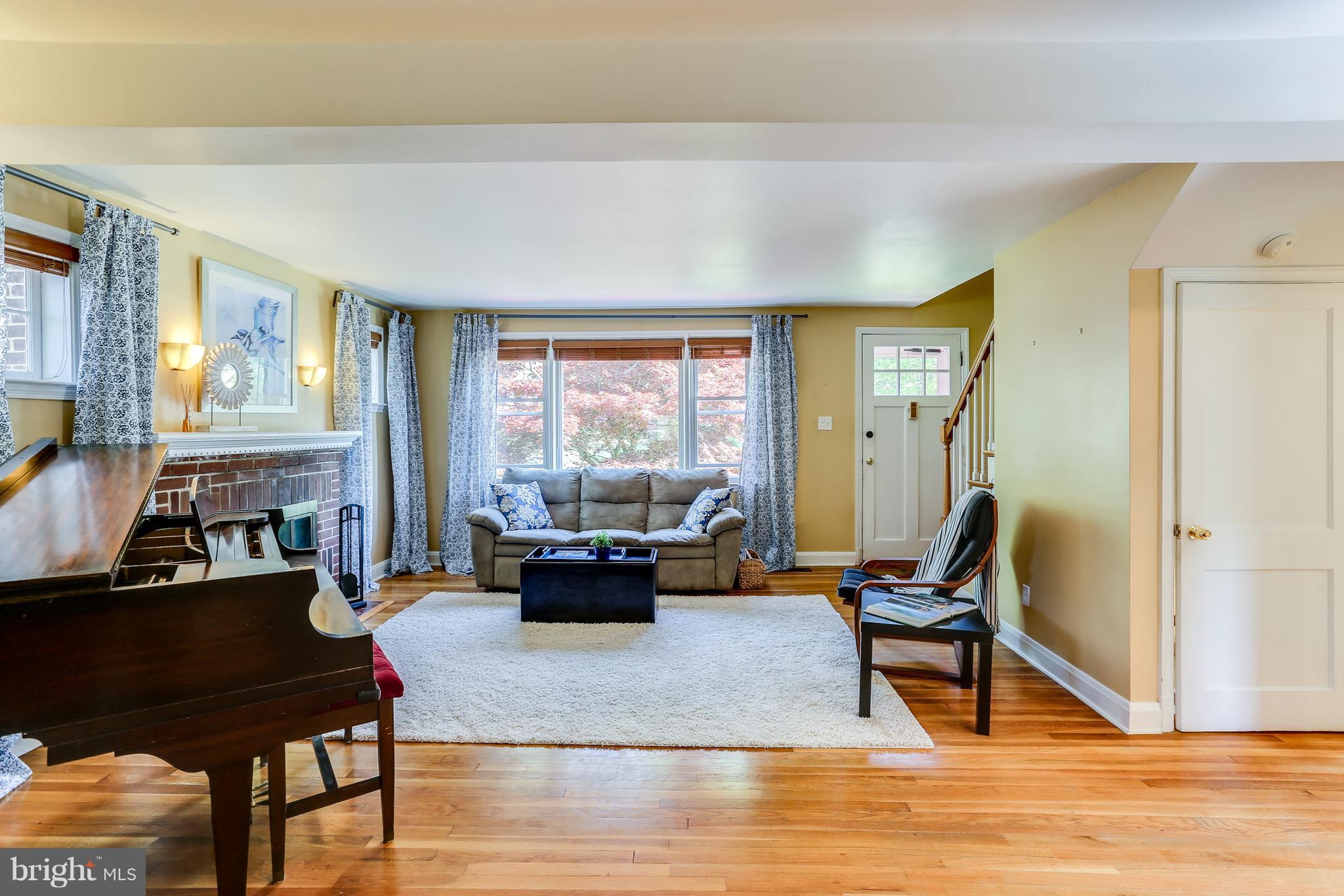 505 Holden Road Baltimore, MD 21286 - Photo 6 of 30 Living Room