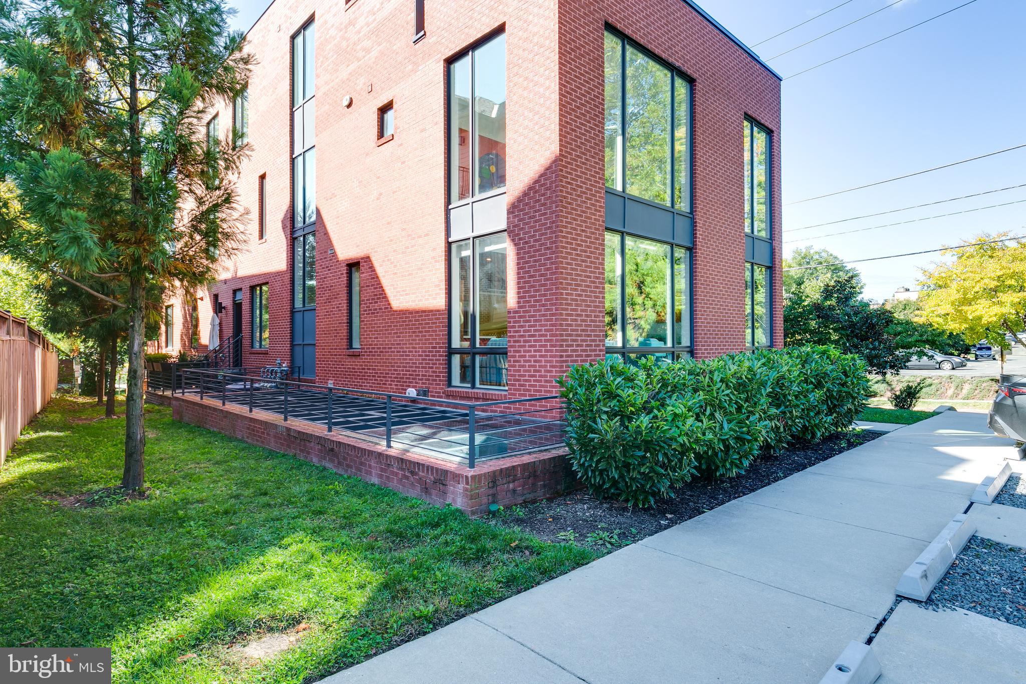 4529 MacArthur Boulevard Northwest, Unit 3 Washington, DC 20007 - Photo 2 of 50 a view of a back yard of the house