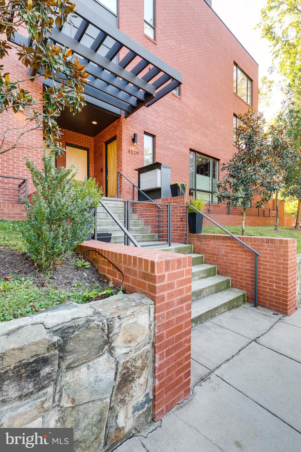 4529 MacArthur Boulevard Northwest, Unit 3 Washington, DC 20007 - Photo 47 of 50 a view of a backyard with sitting area