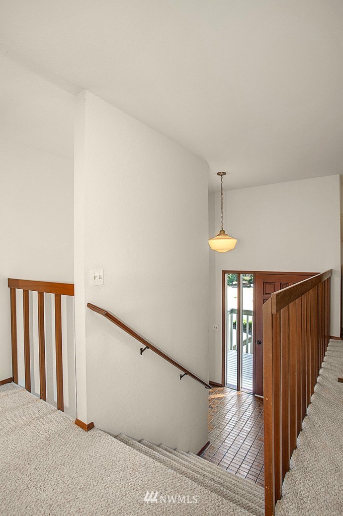 21906 84th Avenue West Edmonds, WA 98026 - Photo 3 of 25 Gallery Image 3