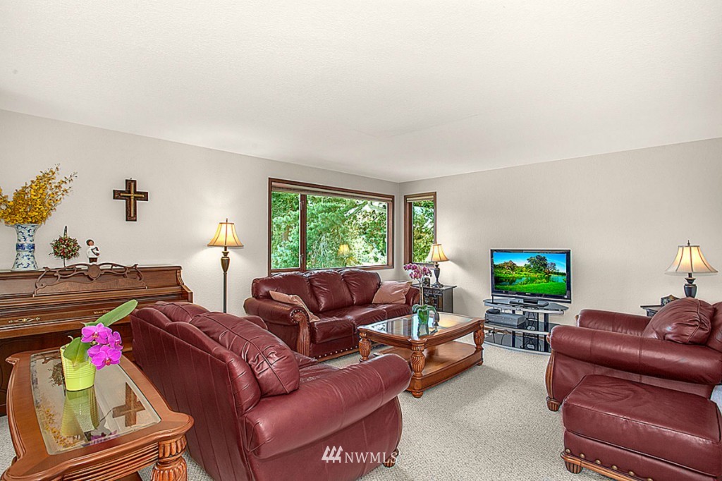 21906 84th Avenue West Edmonds, WA 98026 - Photo 4 of 25 Gallery Image 4