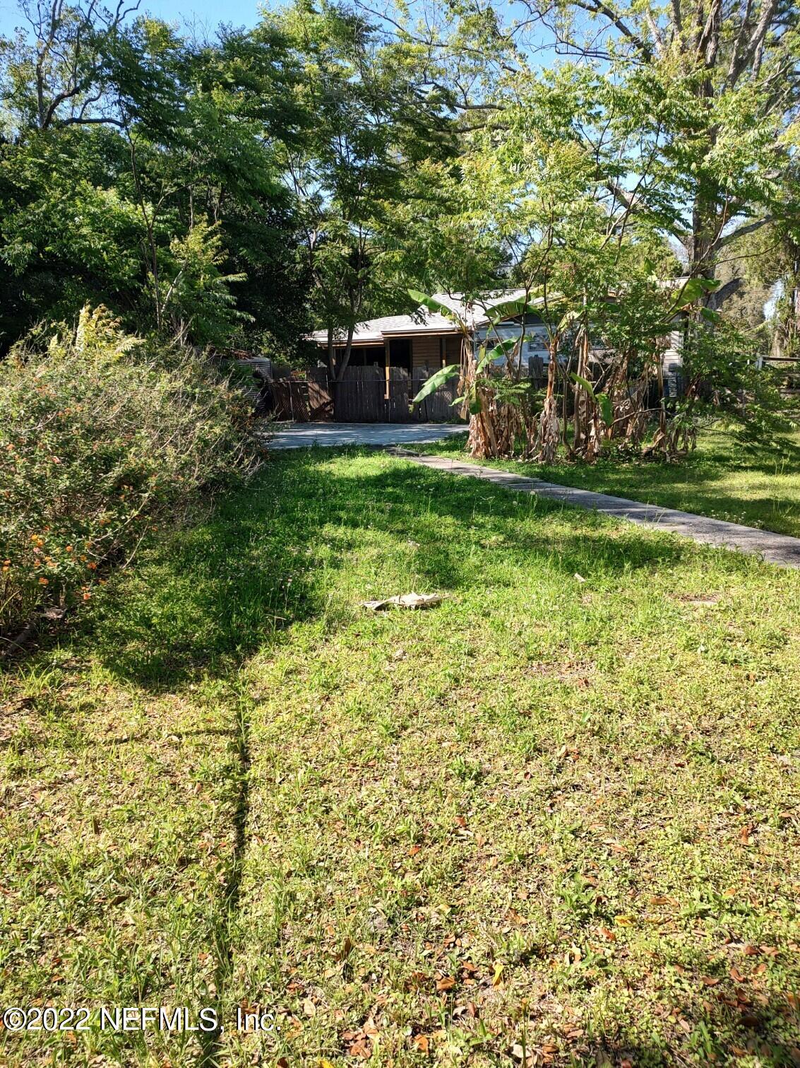 2239 Cato Road Jacksonville, FL 32207 - Photo 11 of 13 a view of a yard with an trees