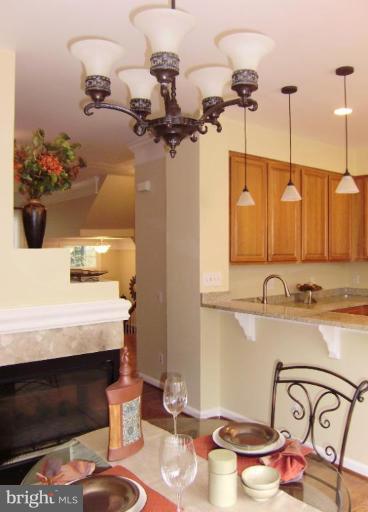 6011 Riddle Walk Alexandria, VA 22312 - Photo 21 of 25 Beautiful chandelier and pendants!