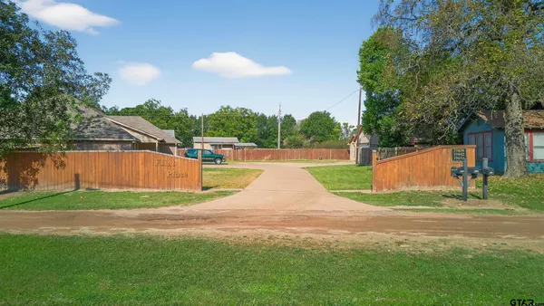$650,000 | 19042 County Road 1202, Flint, TX 75762
